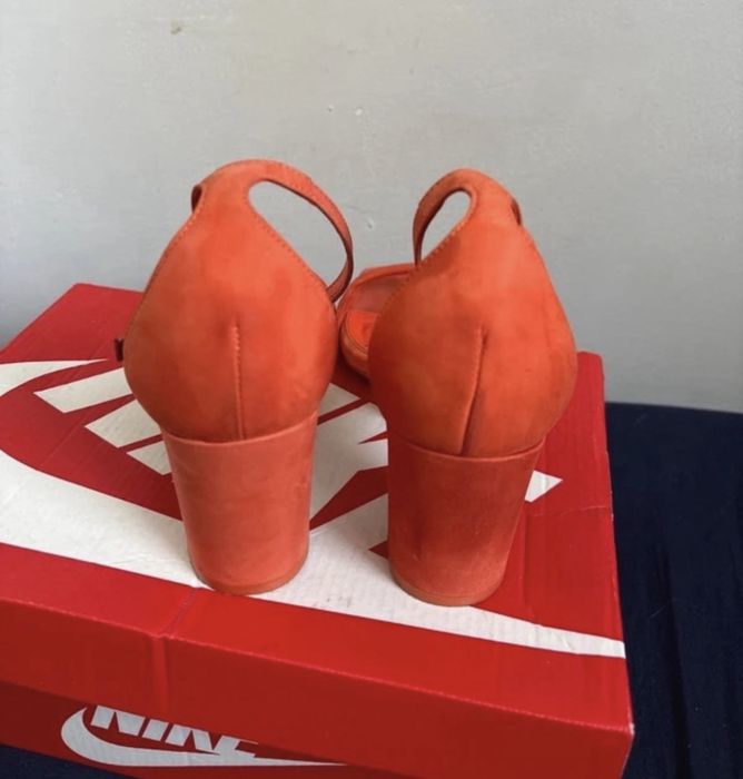 Pomaranczowe szpilki Carvela