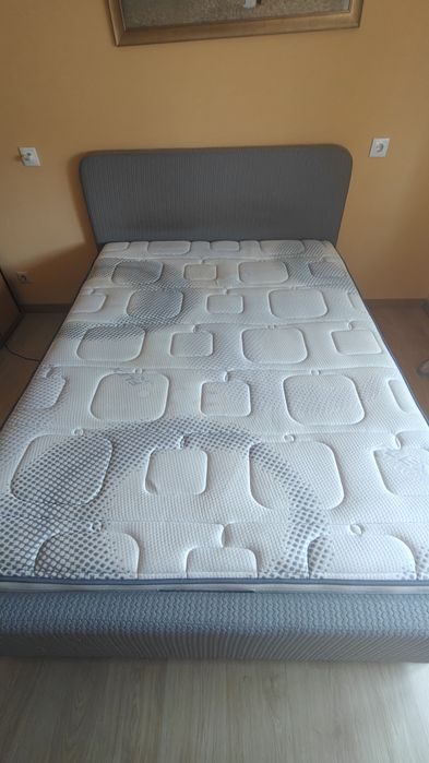 Cama com estrado e colchão 1.90x1.40
