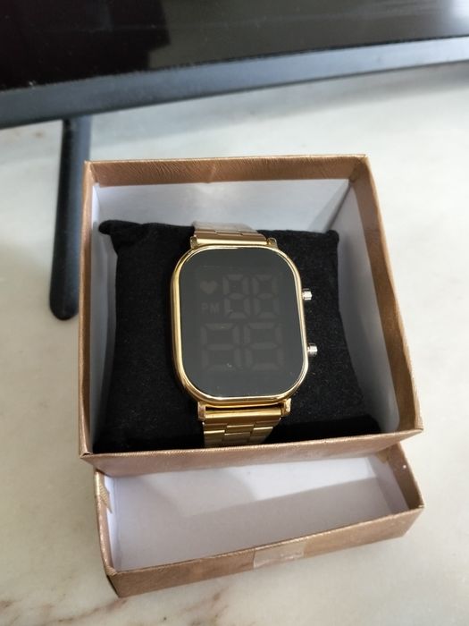 Relógio dourado novo
