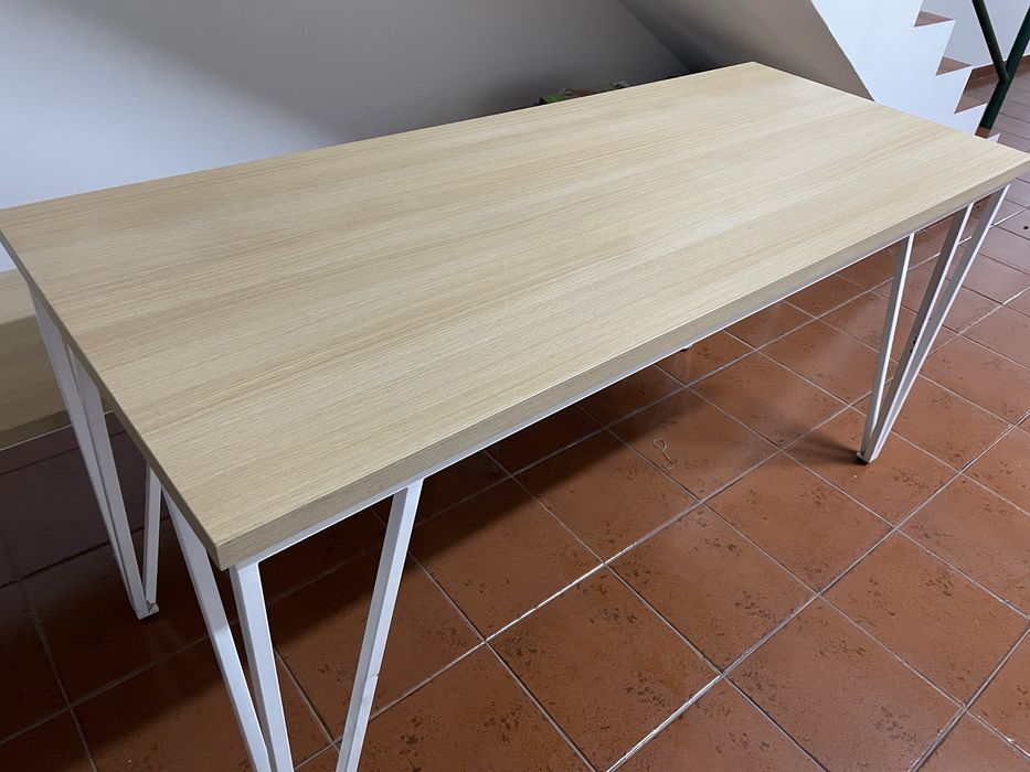 Mesa de madeira com dois bancos