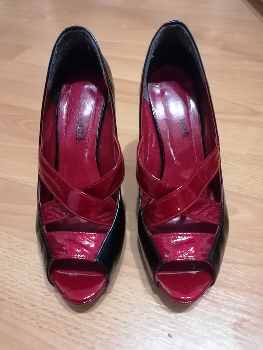 Buty na obcasie ze skóry lakierowanej