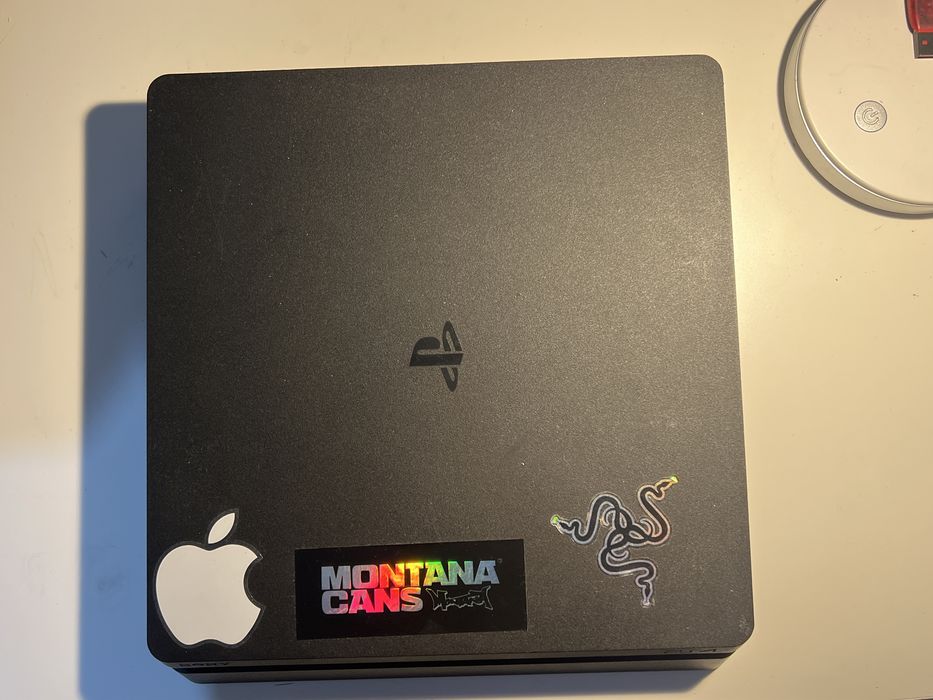 Ps4 com 2 anos de uso + 2 comandos