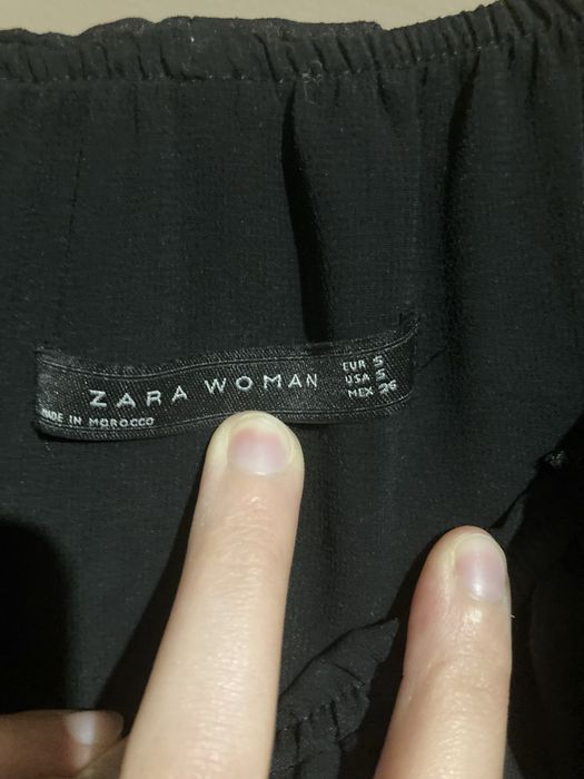 Czarna elegancka bluzka z falbanami