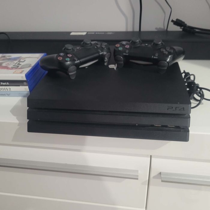 Ps4 pro 2 pady 4 gry