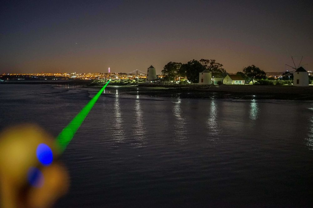 laser verde com carregamento via USB