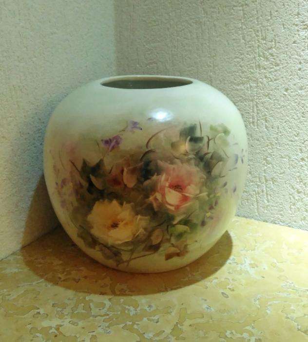 Jarra em porcelana pintada à mão e assinada