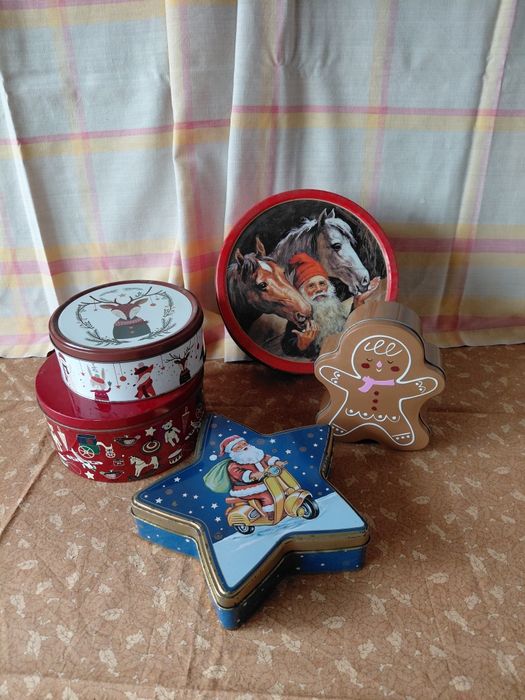 Conjunto de caixas em lata com motivos de Natal