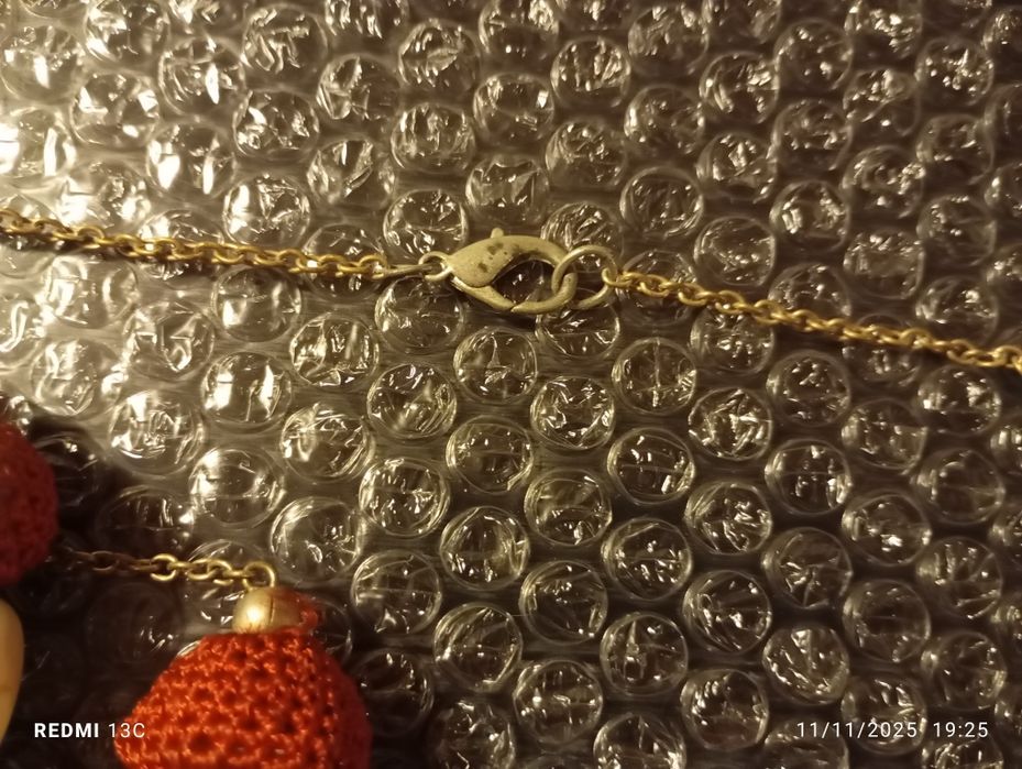 Colar vermelho e bege