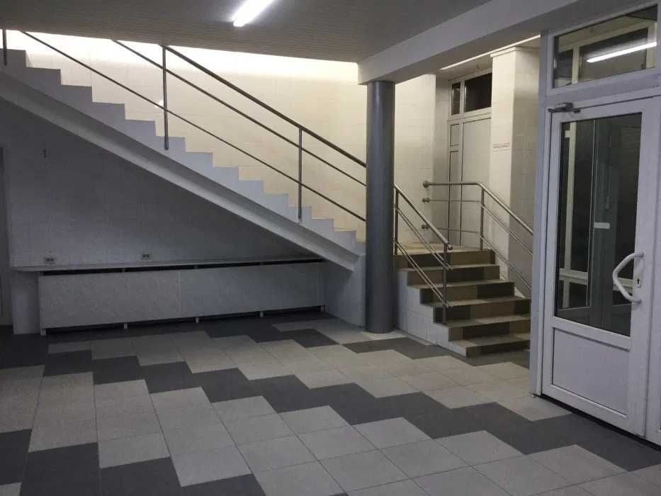 Продається магазин з кафетерієм у центрі Полтави (3 поверхи, 540 м²)