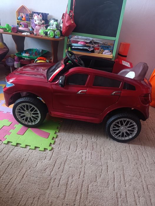 Дитячий електромобіль