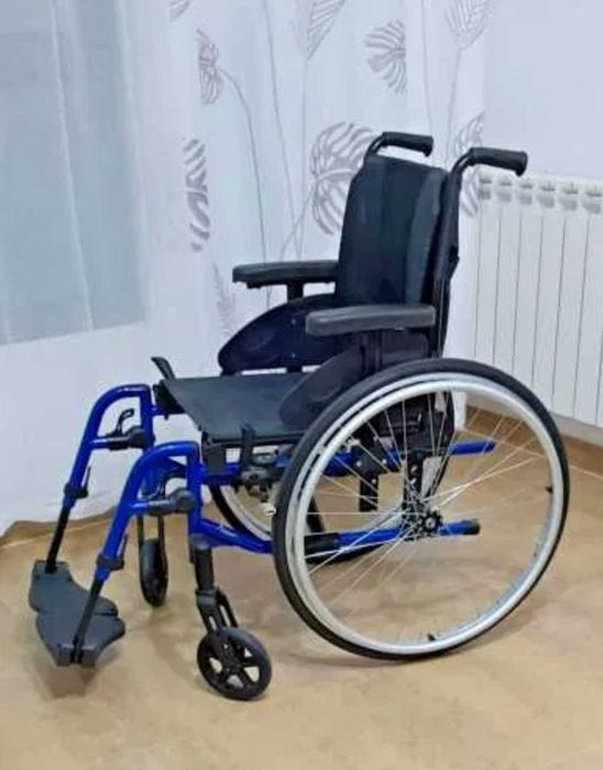 Boa compra, cadeira de rodas de liga leve nova.