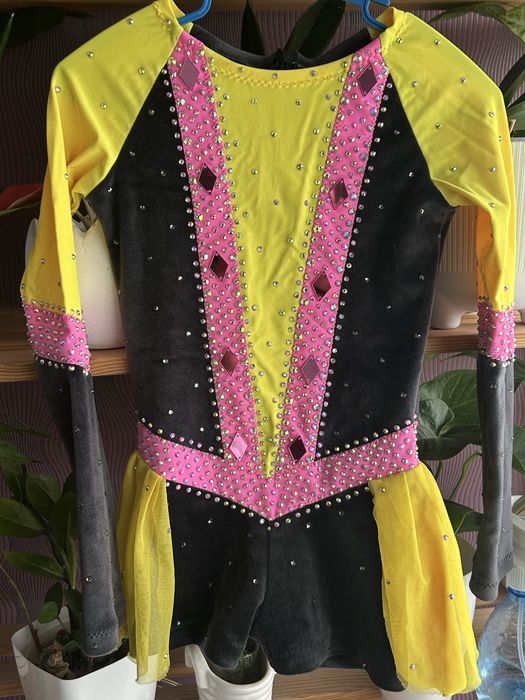 Платье для выступлений. Костюм для фигурного катания.