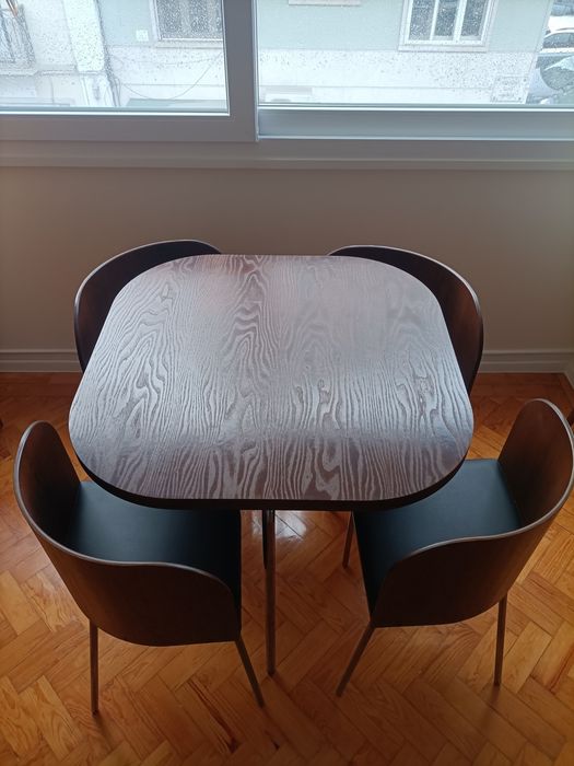 Mesa e cadeiras design nórdico