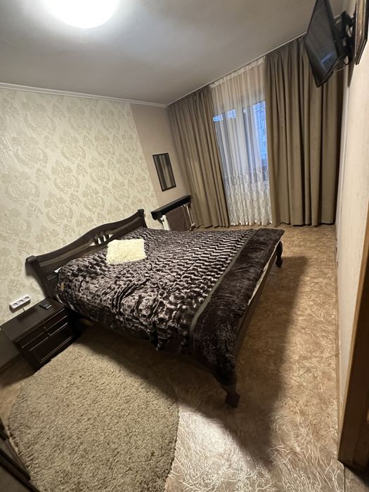 Велика 2 кімнатна квартира ( центр)  . Приймаємо компанї на свята !