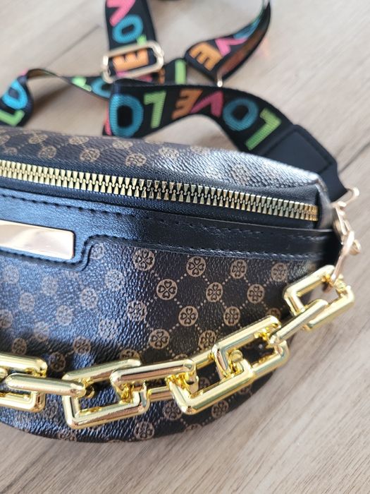 Saszetka nerka na biodro brązowa wzorek z łańcuchem gruby pasek