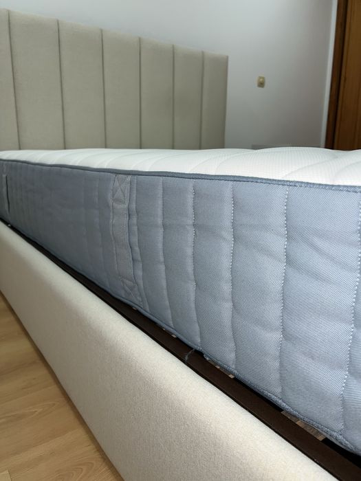 Cama com arrumação