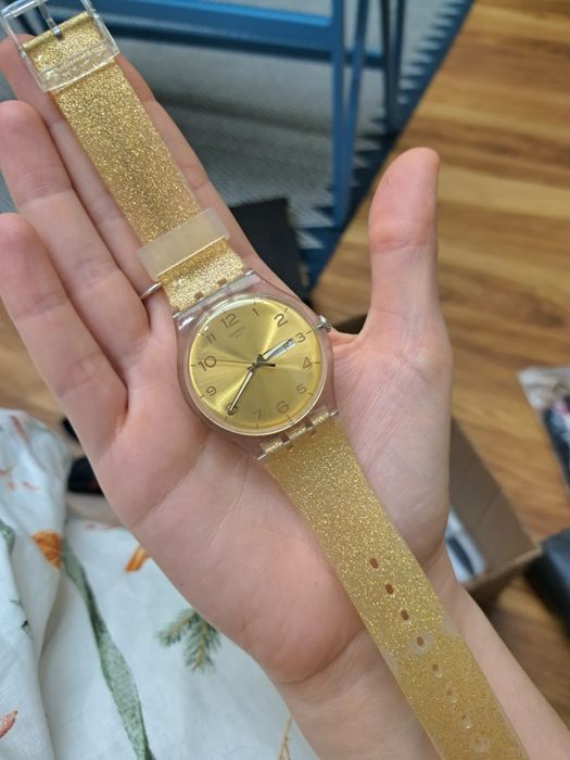 Złoty brokatowy zegarek swatch new gent