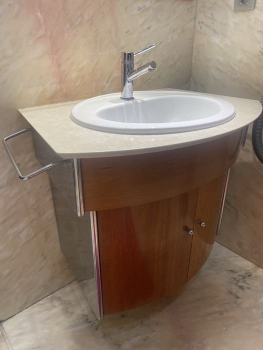 Movel de  casa de banho com espelho,focos e torneira incluida