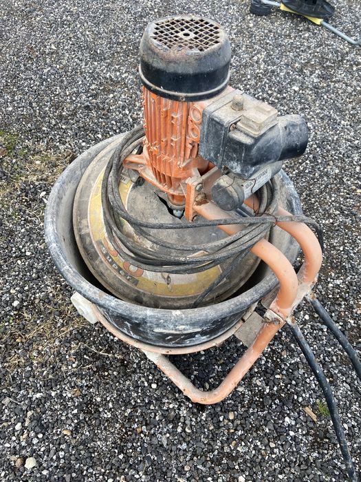 Betoneira pequena com balde