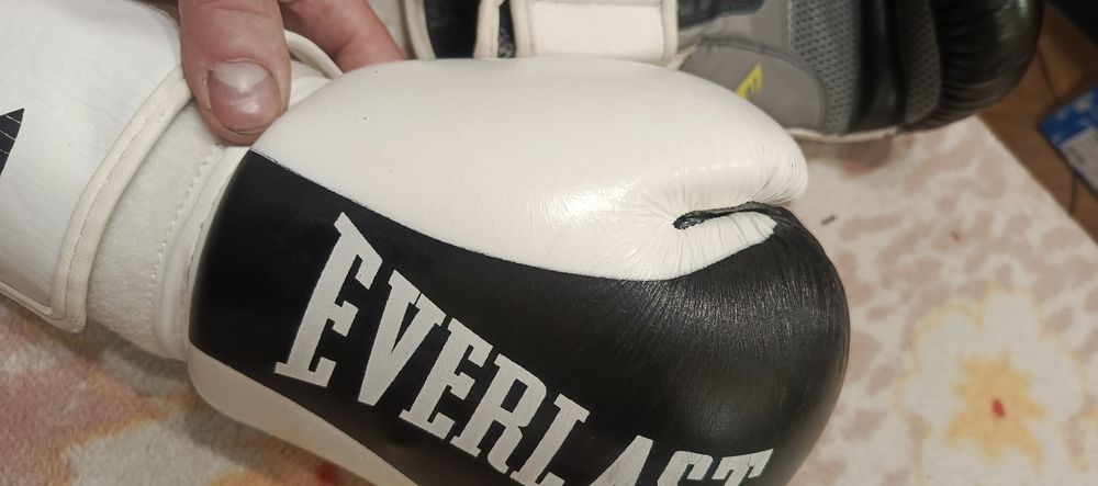 Боксерские перчатки