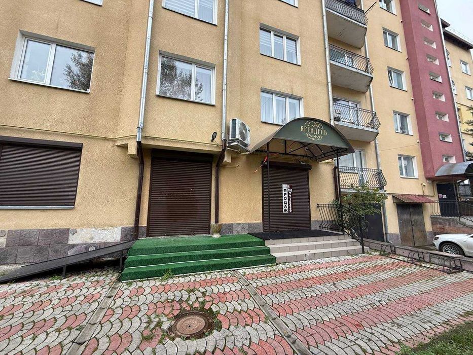 Комерційне приміщення в Богородчанах попри дорогу.