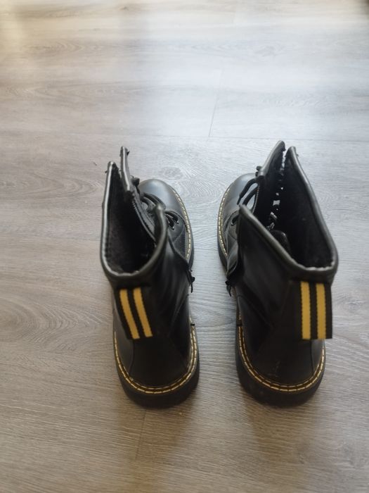 Botas pretas com fecho lateral