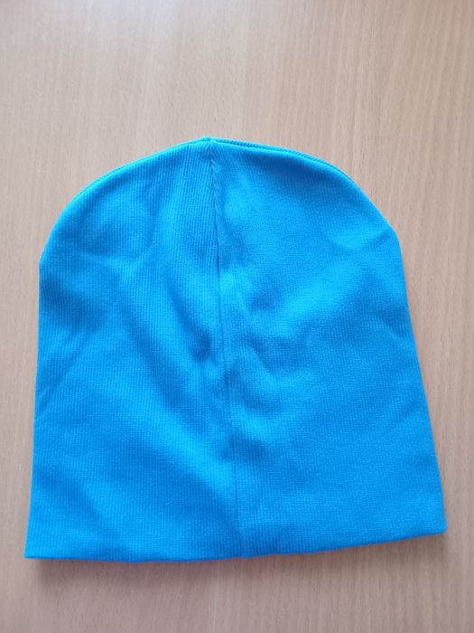 Шапка тоненька на 8-10 років.