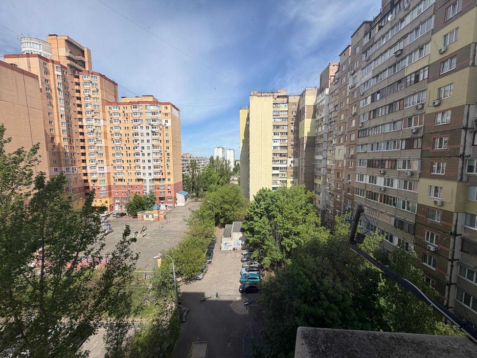 10 плюсів ожилої квартири з меблями між двома станціями метро Київ