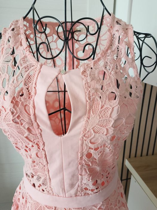 Pudrowo-różowa koronkowa sukienka , rozkloszowana S 36