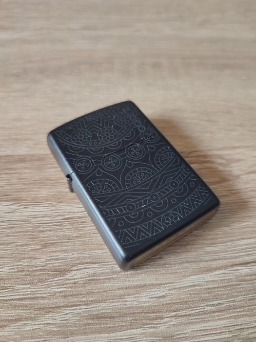 Zapalniczka Zippo 29989 Tone on Tone Black Matte