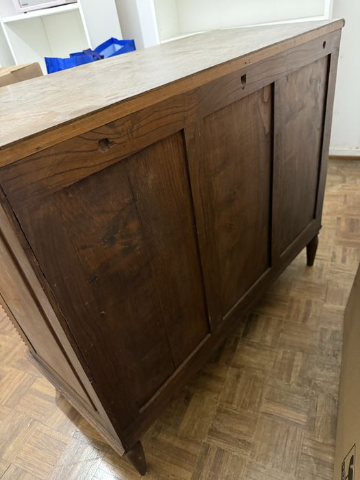 Cómoda Antiga em Madeira Maciça com Ferragens em Latão