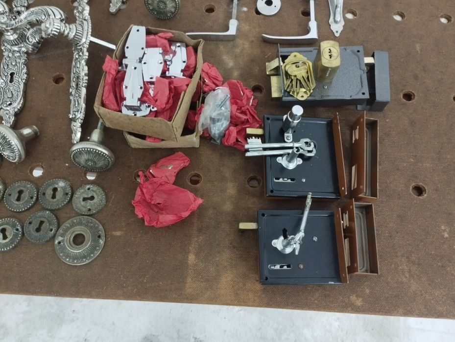 Ferrolhos  de portas , puxadores e maçanetas