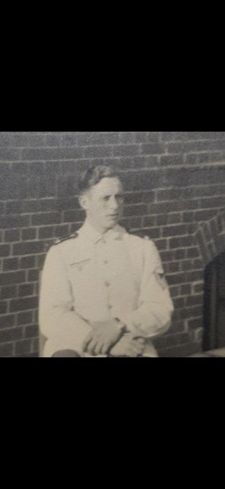 Żołnierz niemiecki w mundurze z czasów llw.ś