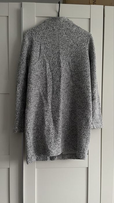 Szary plaszcz narzutka kardigan Stradivarius S/36 melanzowy zapinany