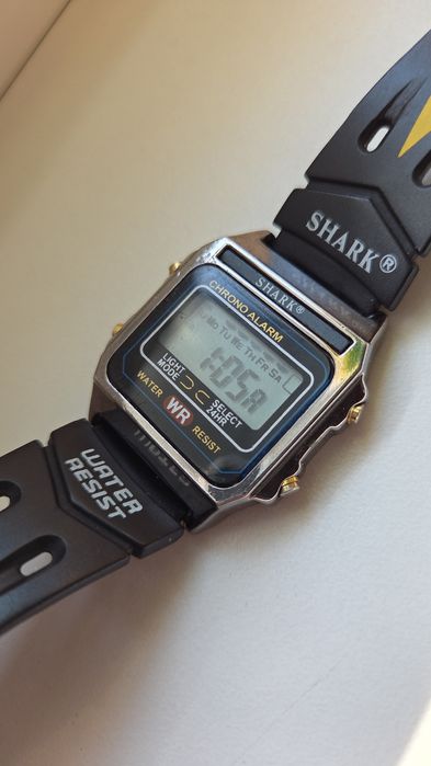 Stary zegarek elektroniczny Shark z epoki Vintage