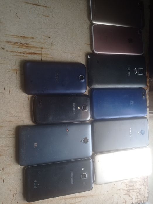 Продам лот телефонів,під відновлення,або на запчасті.