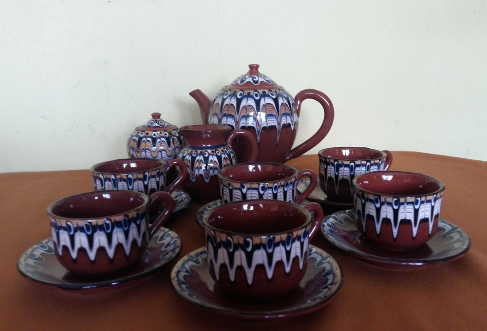 Zestaw ceramiczny bułgarski. Filiżanki, mlecznik, cukiernica, dzbanek.