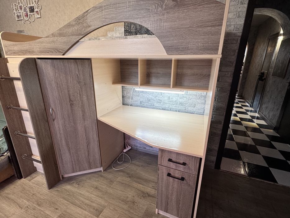 Детская кровать чердак со столом и шкафом