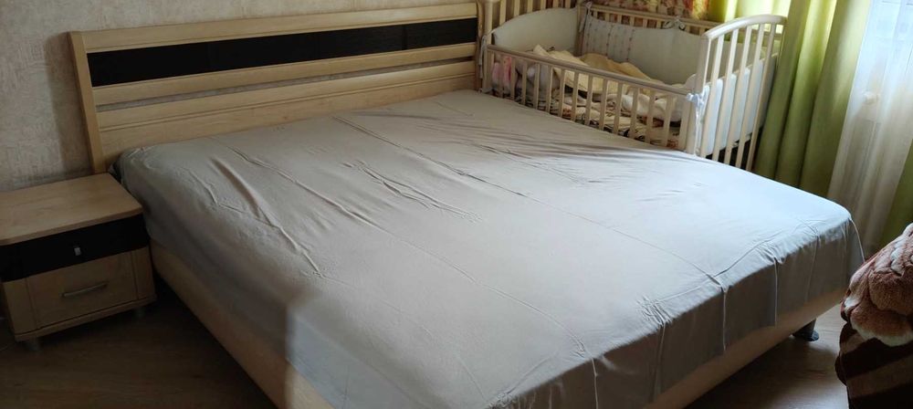 Двоспальне ліжко з матрацом (210×195 см)