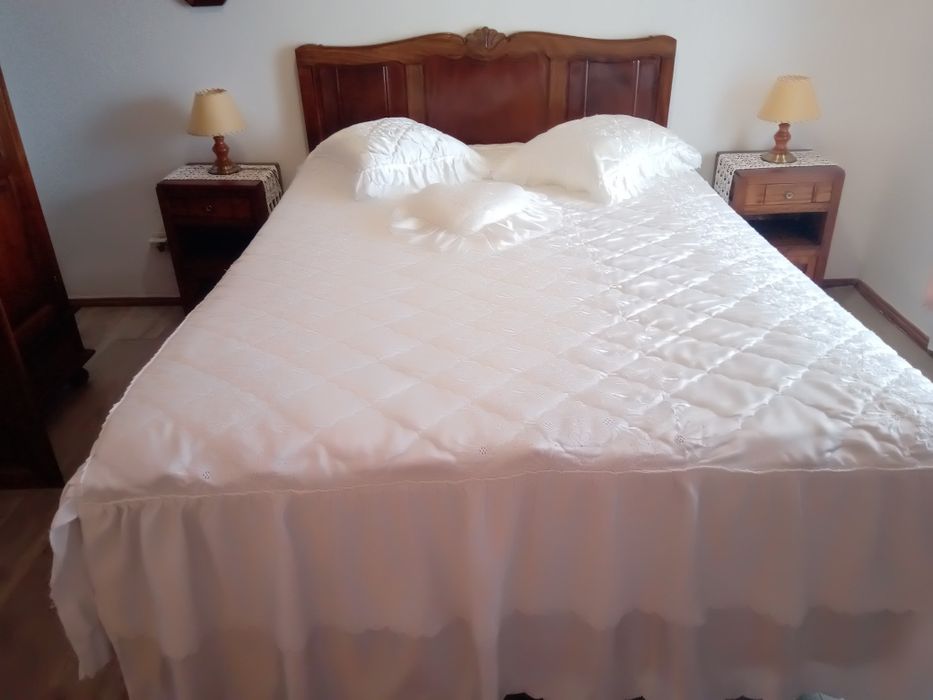 Cama de ferro, 2 roupeiros ,camiseiro e cama de madeira