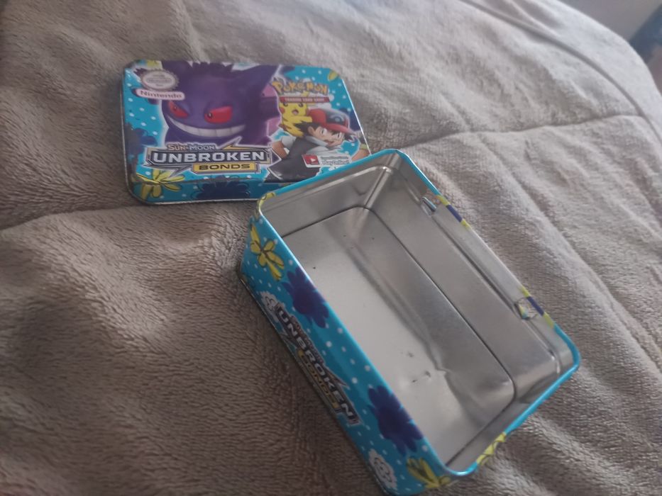 VeLote de 55 Cartas Pokémon + Caixa Metálica Pokémon (Partida)