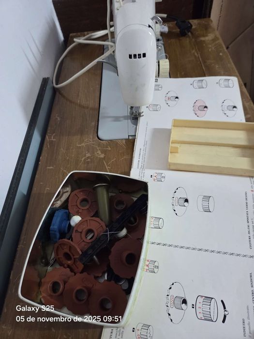 Máquina de costura faz ponto reto Zig Zag e borda