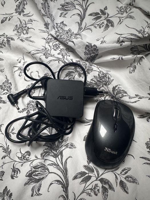 Laptop Asus x 102 b + SSD 220 Gb (powiekszony) + torba gratis