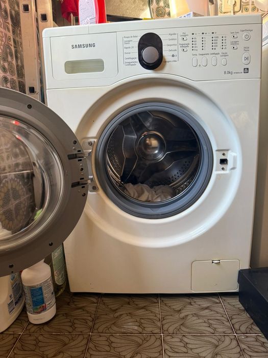 Máquina de lavar roupa em bom estado e dois frigoríficos.