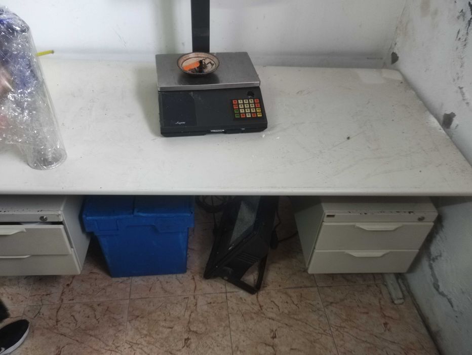 Mesa de escritório com quatro gavetas