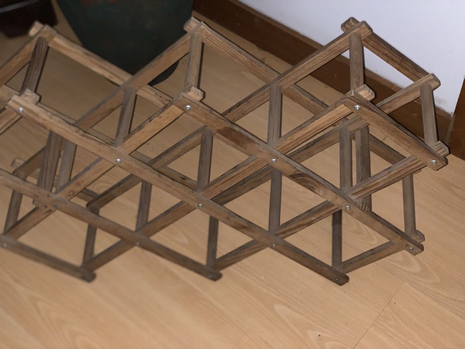 Garrafeira em madeira prática e decorativa.alt: 56 cump: 51