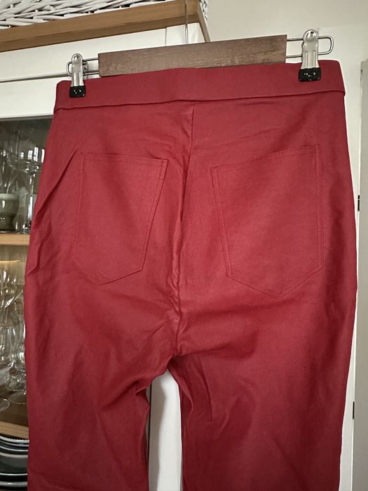 Czerwone spodnie a’la skóra Pull & Bear