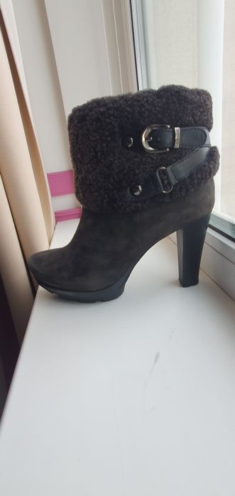 Итальянские  ботильены на натуральном меху ,, CARNABY " . Новые .