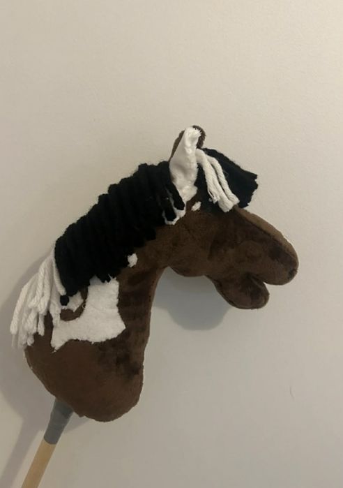 Łaciaty hobby horse A4