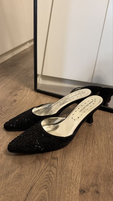 Чорні сатинові мюлі обшиті бісером